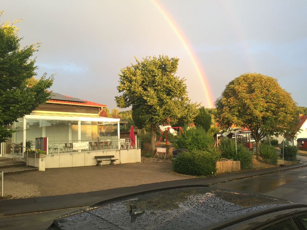 Regenbogen über dem Dorfladen