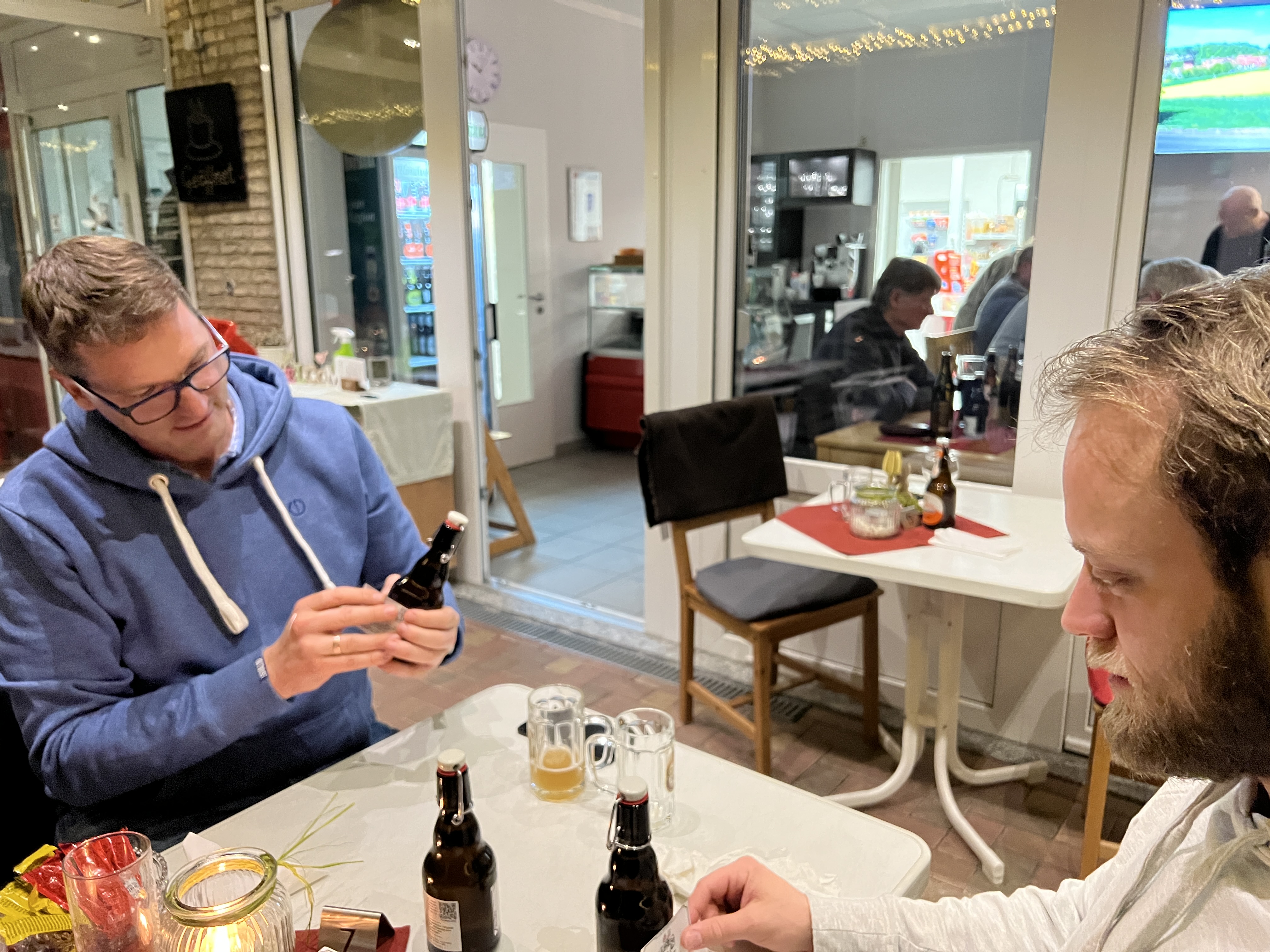 Bier-Etikettierung im Dorfladen