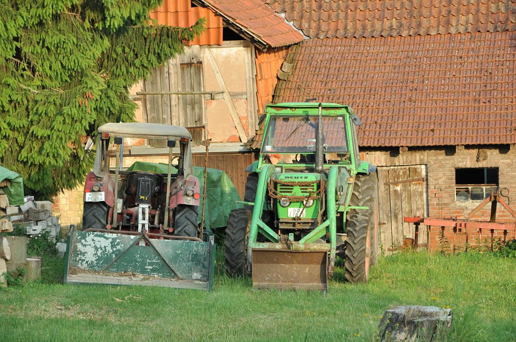 Traktoren und Scheune in Roringen