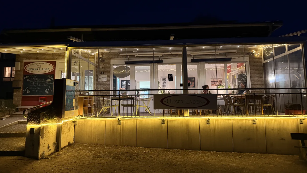 Die beleuchtete Terrasse zur blauen Stunde