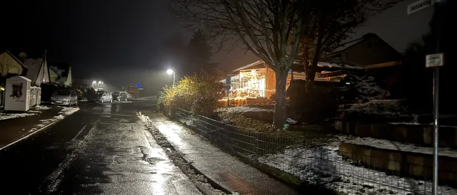 Der Venusring bei Nacht im Winter, hinten leuchtet der Laden