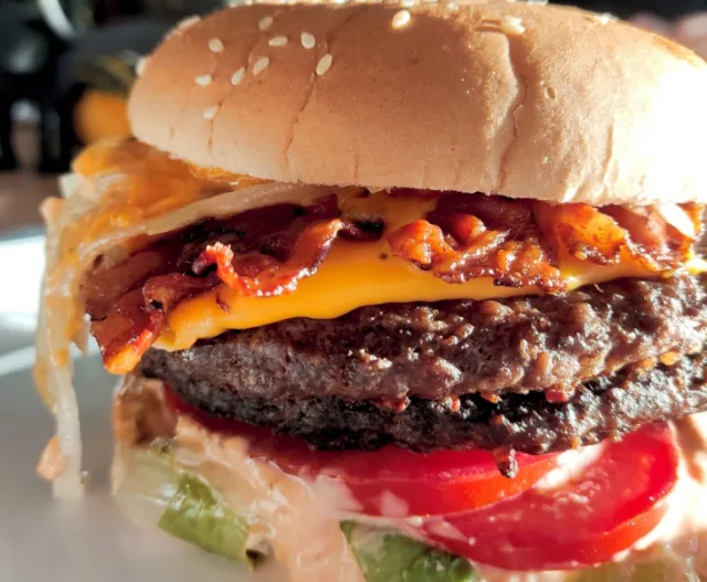 Ein Burger mit Käse und Speck, frisch vom Grill