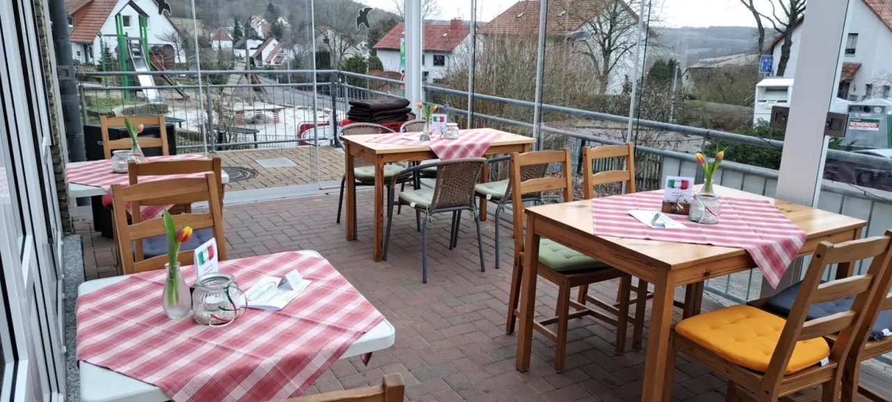 Blick aus dem Wintergarten des Berg-Cafés über die Dächer von Roringen