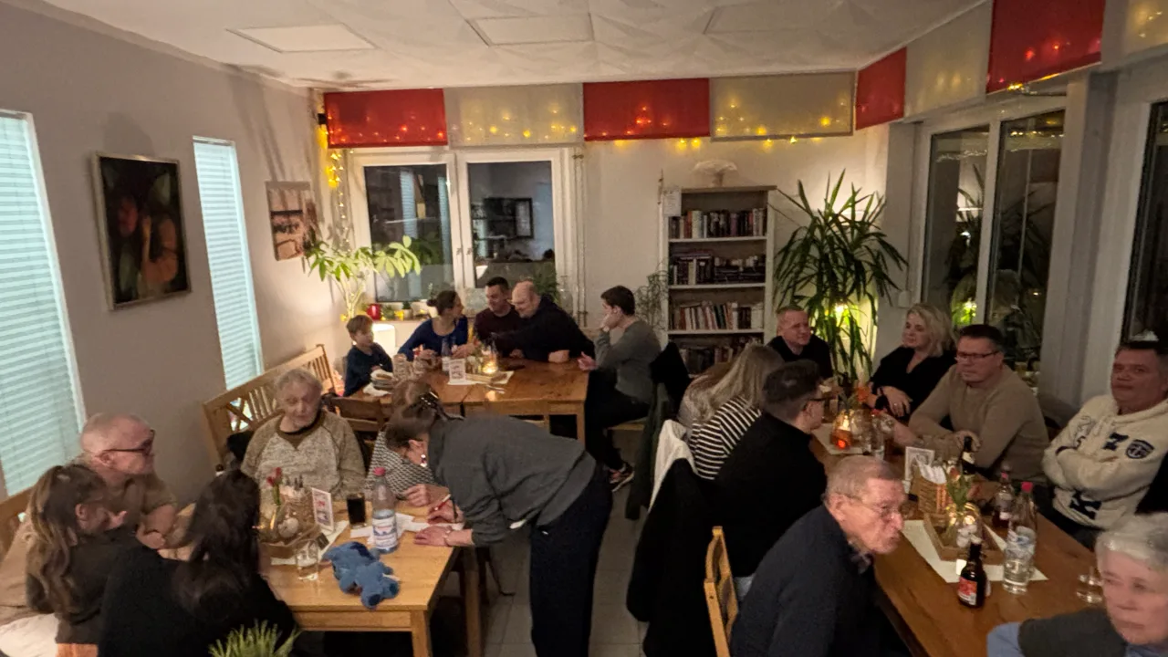 Das Berg-Café voll besetzt, Gäste an langen Tischen
