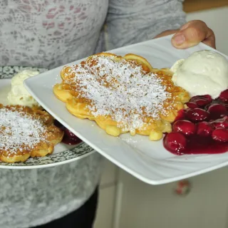 Waffelteller mit Kirschen
