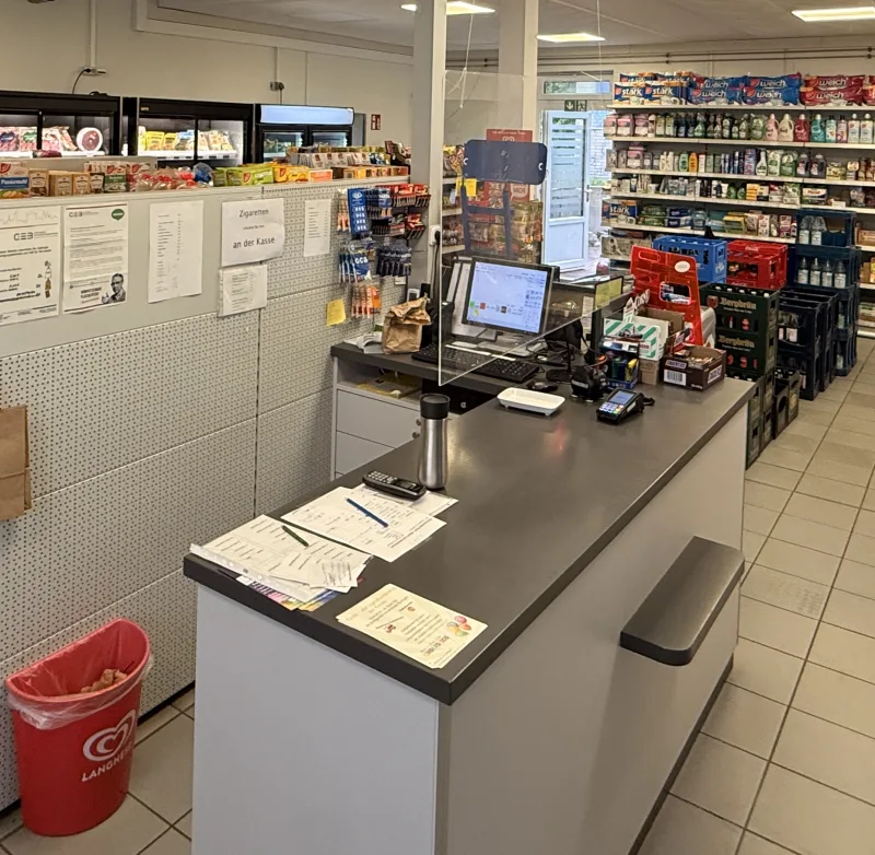 Die Kasse des Dorfladens mit Blick in den Laden