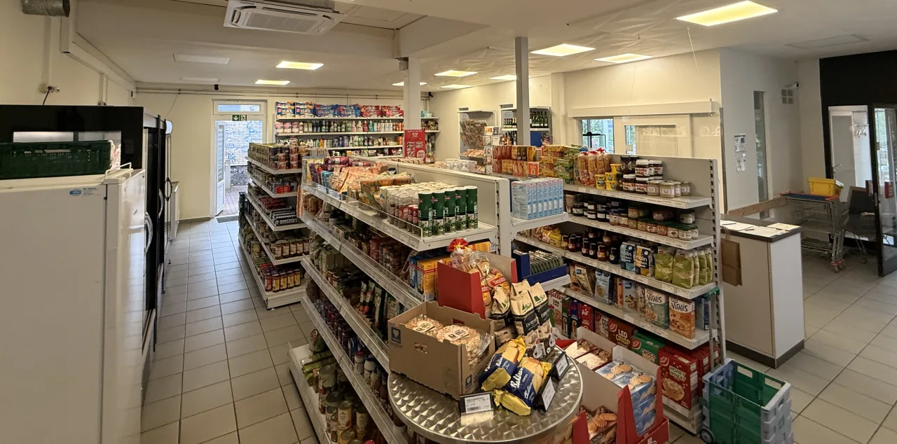 Die Regalgasse im Dorfladen mit Konserven, Nudeln, Müsli und Kaffee