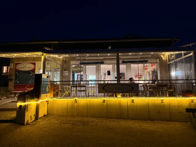 Die beleuchtete Terrasse des Berg-Cafés am Abend