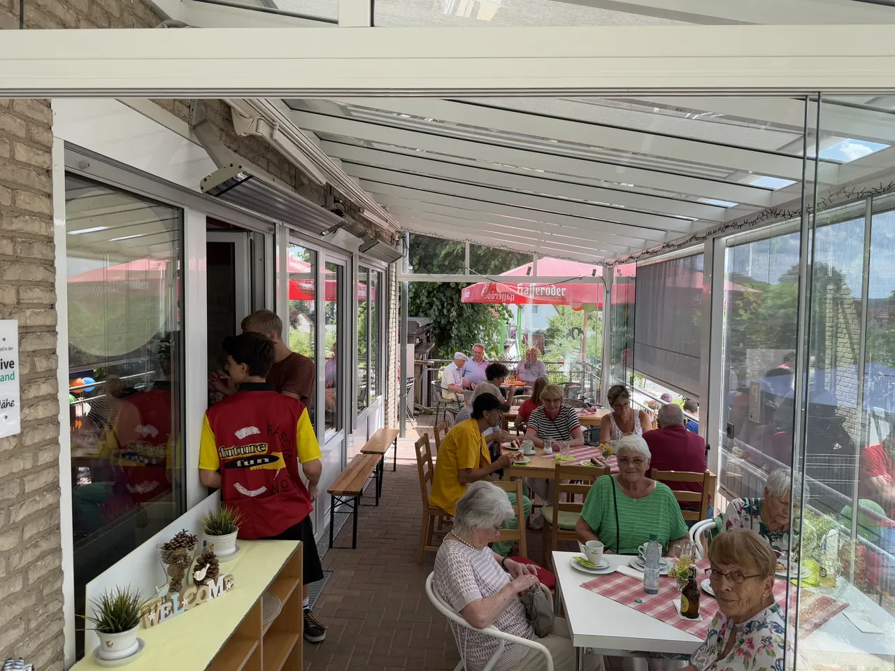Voll besetzte Sonnenterrasse des Berg-Cafés an einem Sonntagnachmittag