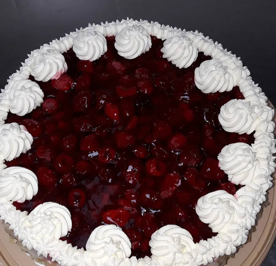 Frische Torte mit Sahnetupfen aus dem Berg-Café