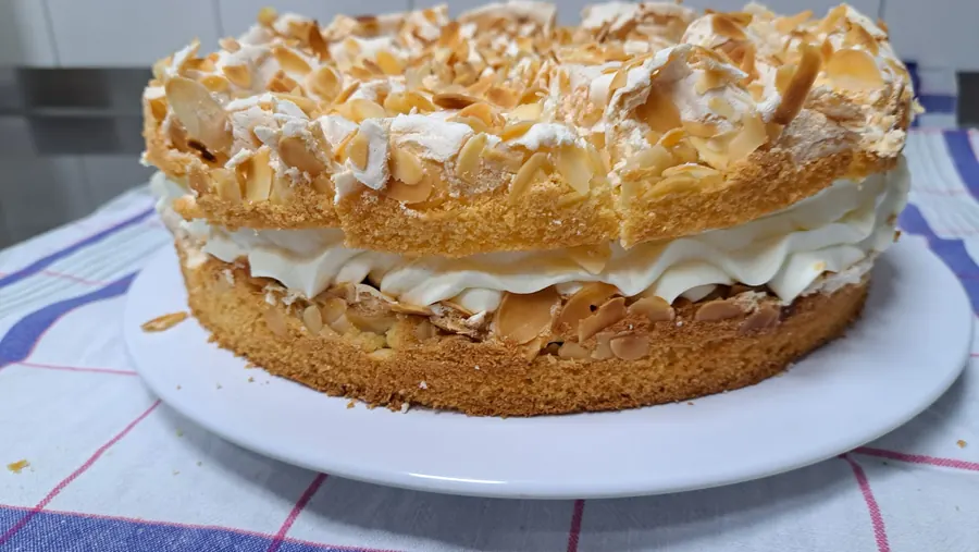 Torte mit Mandel-Baiser-Schichten