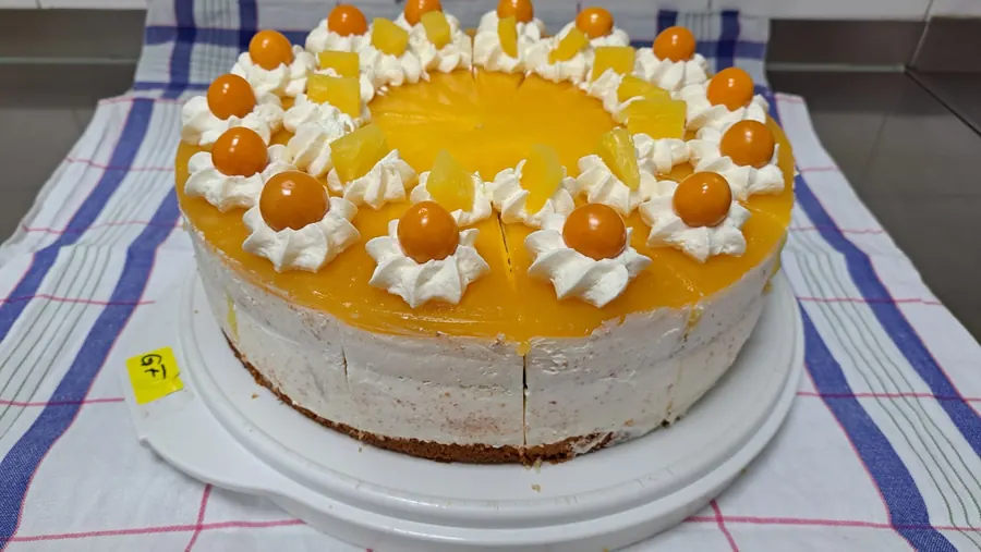 Maracuja-Ananas-Torte mit Sahnetupfen