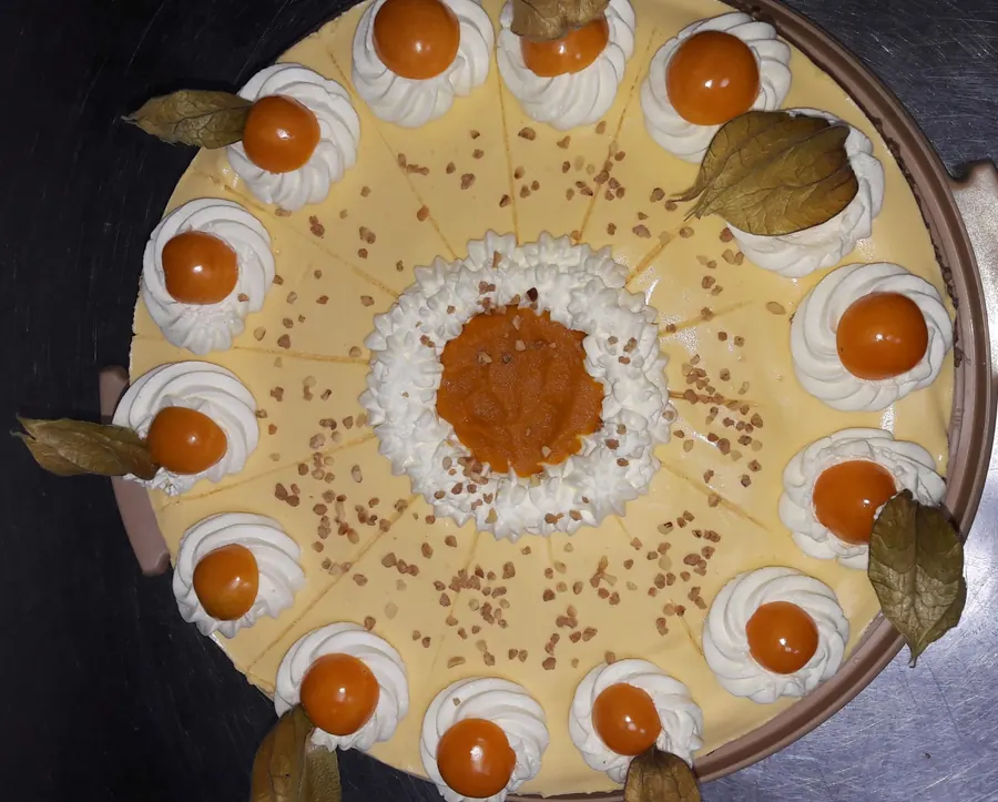 Helle Cremetorte mit Physalis