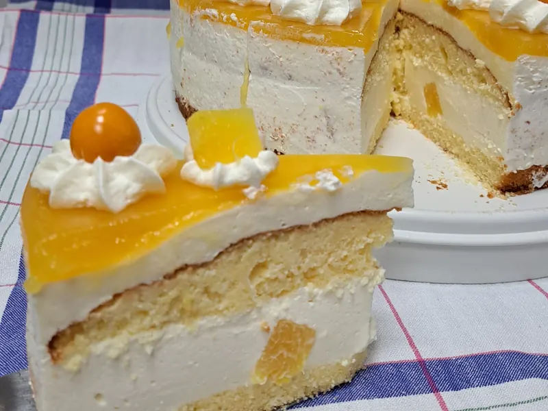 Frisch angeschnittene Torte an der Theke